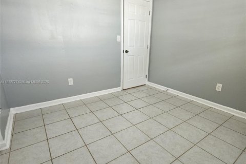 Снять в аренду виллу или дом в Майами, Флорида 2 спальни, 98.1м2, № 1811966 - фото 17