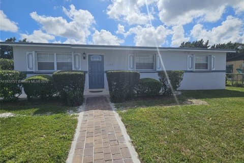 Снять в аренду виллу или дом в Майами, Флорида 2 спальни, 98.1м2, № 1811966 - фото 2