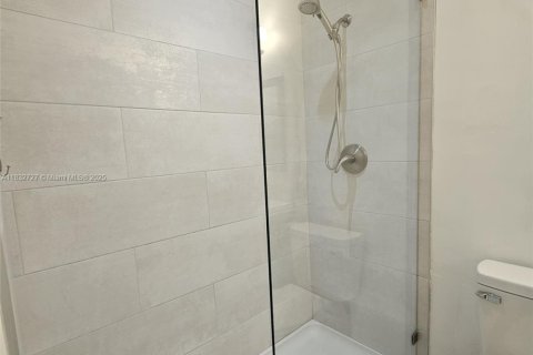 Снять в аренду виллу или дом в Майами, Флорида 2 спальни, 98.1м2, № 1811966 - фото 10