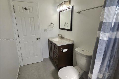 Снять в аренду виллу или дом в Майами, Флорида 2 спальни, 98.1м2, № 1811966 - фото 21