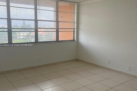 Condominio en alquiler en North Miami Beach, Florida, 1 dormitorio, 73.39 m2 № 1955262 - foto 1