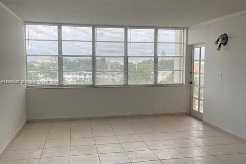 Condominio en alquiler en North Miami Beach, Florida, 1 dormitorio, 73.39 m2 № 1955262 - foto 2