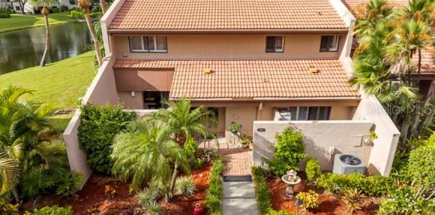 Townhouse in Fort Myers, Florida 3 bedrooms, 255.39 sq.m. № 2395552