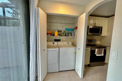 Townhouse in Pembroke Pines, Florida 3 bedrooms, 159.05 sq.m. № 1893540 - photo 25