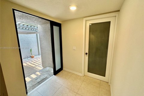 Townhouse in Pembroke Pines, Florida 3 bedrooms, 159.05 sq.m. № 1893540 - photo 10