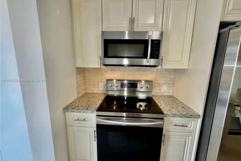 Townhouse in Pembroke Pines, Florida 3 bedrooms, 159.05 sq.m. № 1893540 - photo 16