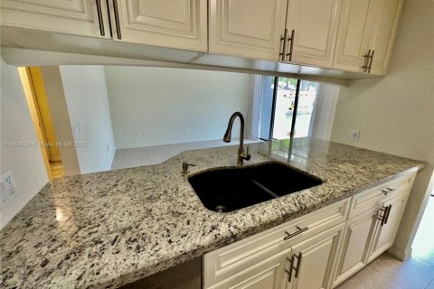 Townhouse in Pembroke Pines, Florida 3 bedrooms, 159.05 sq.m. № 1893540 - photo 14