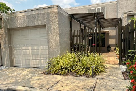 Townhouse in Pembroke Pines, Florida 3 bedrooms, 159.05 sq.m. № 1893540 - photo 1