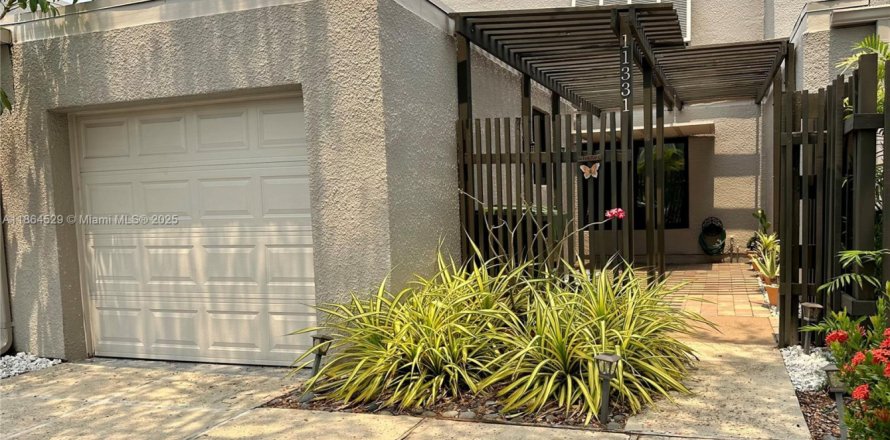 Townhouse in Pembroke Pines, Florida 3 bedrooms, 159.05 sq.m. № 1893540