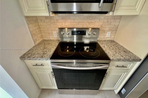 Townhouse in Pembroke Pines, Florida 3 bedrooms, 159.05 sq.m. № 1893540 - photo 17