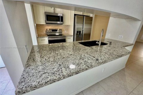 Townhouse in Pembroke Pines, Florida 3 bedrooms, 159.05 sq.m. № 1893540 - photo 15