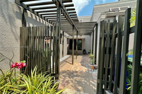 Townhouse in Pembroke Pines, Florida 3 bedrooms, 159.05 sq.m. № 1893540 - photo 2