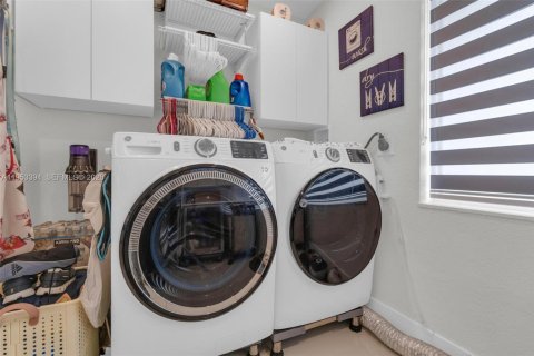 Casa en venta en Miami, Florida, 5 dormitorios, 193.98 m2 № 2007728 - foto 11