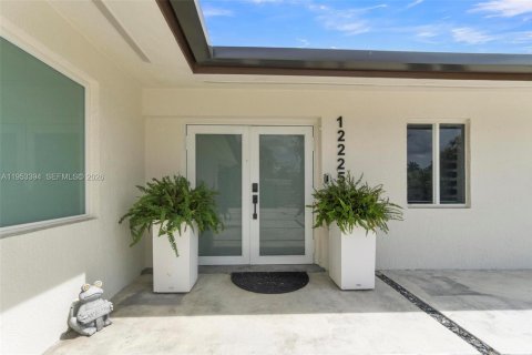 Casa en venta en Miami, Florida, 5 dormitorios, 193.98 m2 № 2007728 - foto 4