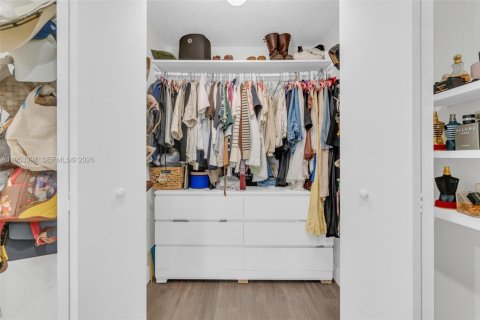 Casa en venta en Miami, Florida, 5 dormitorios, 193.98 m2 № 2007728 - foto 25