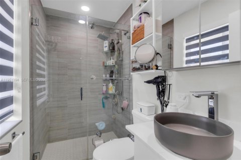 Casa en venta en Miami, Florida, 5 dormitorios, 193.98 m2 № 2007728 - foto 30