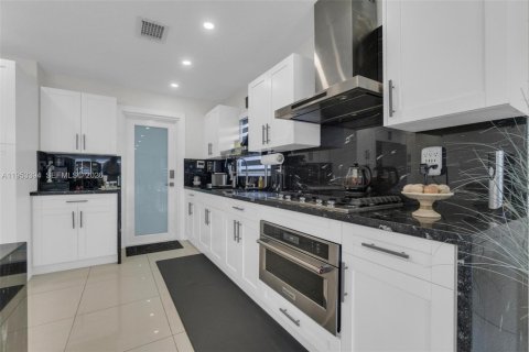 Casa en venta en Miami, Florida, 5 dormitorios, 193.98 m2 № 2007728 - foto 6
