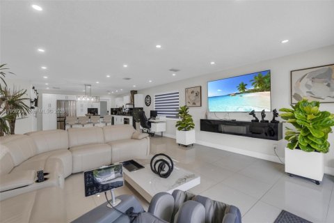 Casa en venta en Miami, Florida, 5 dormitorios, 193.98 m2 № 2007728 - foto 13