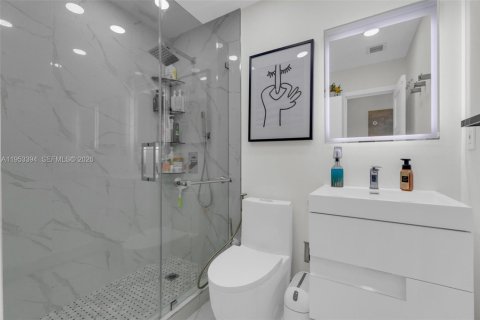 Casa en venta en Miami, Florida, 5 dormitorios, 193.98 m2 № 2007728 - foto 21