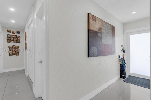 Casa en venta en Miami, Florida, 5 dormitorios, 193.98 m2 № 2007728 - foto 17