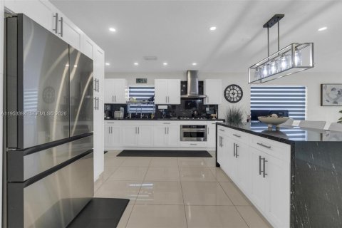 Casa en venta en Miami, Florida, 5 dormitorios, 193.98 m2 № 2007728 - foto 5