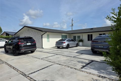 Casa en venta en Miami, Florida, 5 dormitorios, 193.98 m2 № 2007728 - foto 3