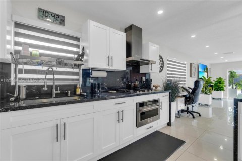 Casa en venta en Miami, Florida, 5 dormitorios, 193.98 m2 № 2007728 - foto 9