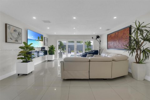 Casa en venta en Miami, Florida, 5 dormitorios, 193.98 m2 № 2007728 - foto 12
