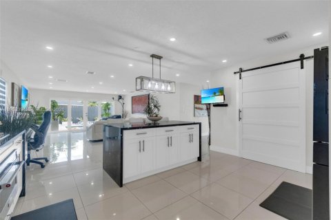Casa en venta en Miami, Florida, 5 dormitorios, 193.98 m2 № 2007728 - foto 7