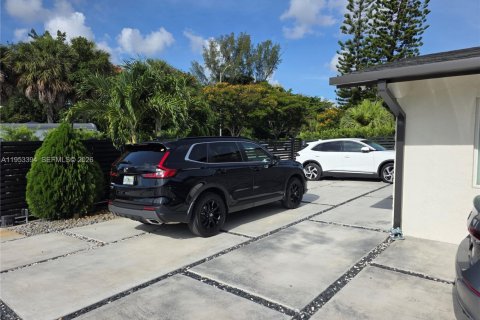 Casa en venta en Miami, Florida, 5 dormitorios, 193.98 m2 № 2007728 - foto 2