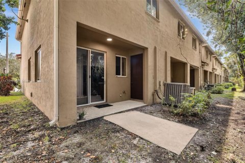 Townhouse in Miami Gardens, Florida 3 bedrooms, 128.02 sq.m. № 2013737 - photo 3