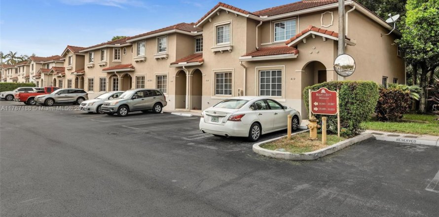 Townhouse in Miami Gardens, Florida 3 bedrooms, 128.02 sq.m. № 2013737