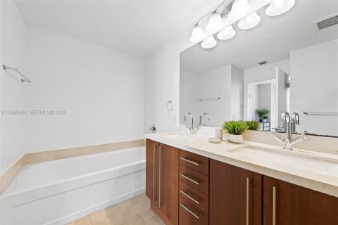 Condominio en alquiler en Miami, Florida, 2 dormitorios, 94.11 m2 № 2048141 - foto 15