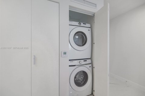 Condo in Miami, Florida, 1 bedroom  № 2075032 - photo 30