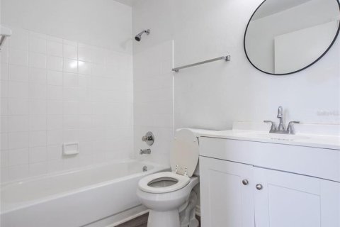 Condo in Orlando, Florida, 2 bedrooms  № 2383765 - photo 14