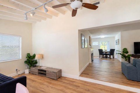 House in Fort Lauderdale, Florida 2 bedrooms, 115.76 sq.m. № 2391854 - photo 15