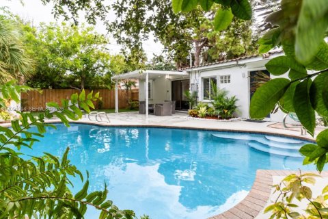 House in Fort Lauderdale, Florida 2 bedrooms, 115.76 sq.m. № 2391854 - photo 2