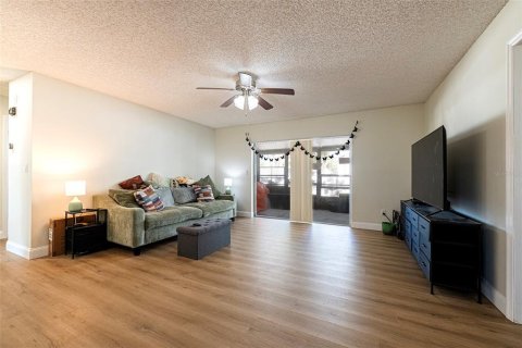 House in Pinellas Park, Florida 4 bedrooms, 124.02 sq.m. № 2234943 - photo 20