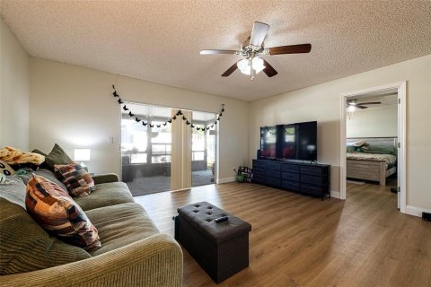 House in Pinellas Park, Florida 4 bedrooms, 124.02 sq.m. № 2234943 - photo 4