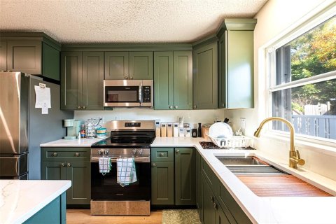 House in Pinellas Park, Florida 4 bedrooms, 124.02 sq.m. № 2234943 - photo 2