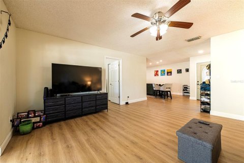 House in Pinellas Park, Florida 4 bedrooms, 124.02 sq.m. № 2234943 - photo 21
