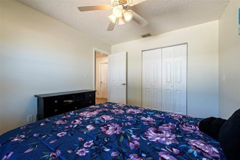 House in Pinellas Park, Florida 4 bedrooms, 124.02 sq.m. № 2234943 - photo 24
