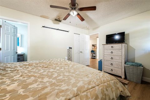 House in Pinellas Park, Florida 4 bedrooms, 124.02 sq.m. № 2234943 - photo 19