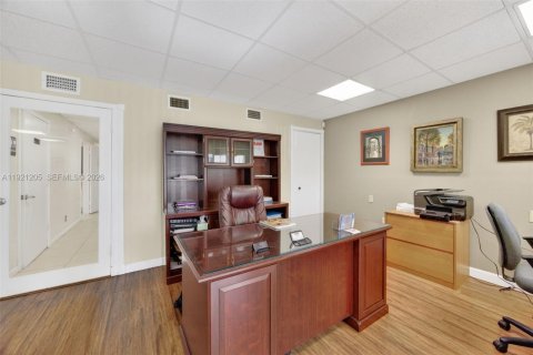 Immobilier commercial à vendre à Miami, Floride № 2082718 - photo 8