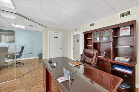 Immobilier commercial à vendre à Miami, Floride № 2082718 - photo 10