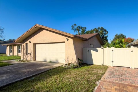 House in Brandon, Florida 3 bedrooms, 147.44 sq.m. № 2420030 - photo 3