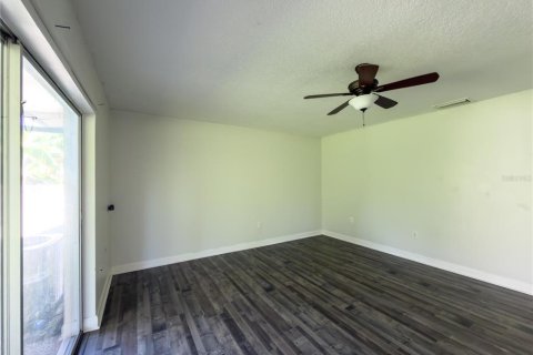 House in Brandon, Florida 3 bedrooms, 147.44 sq.m. № 2420030 - photo 18