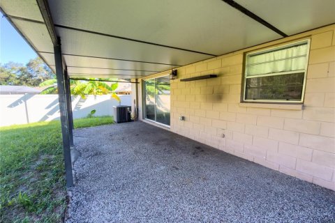 House in Brandon, Florida 3 bedrooms, 147.44 sq.m. № 2420030 - photo 7