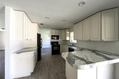 House in Brandon, Florida 3 bedrooms, 147.44 sq.m. № 2420030 - photo 17