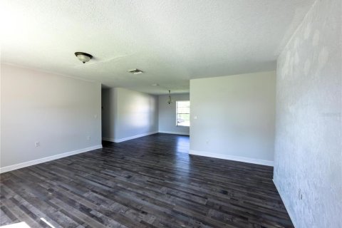 House in Brandon, Florida 3 bedrooms, 147.44 sq.m. № 2420030 - photo 12